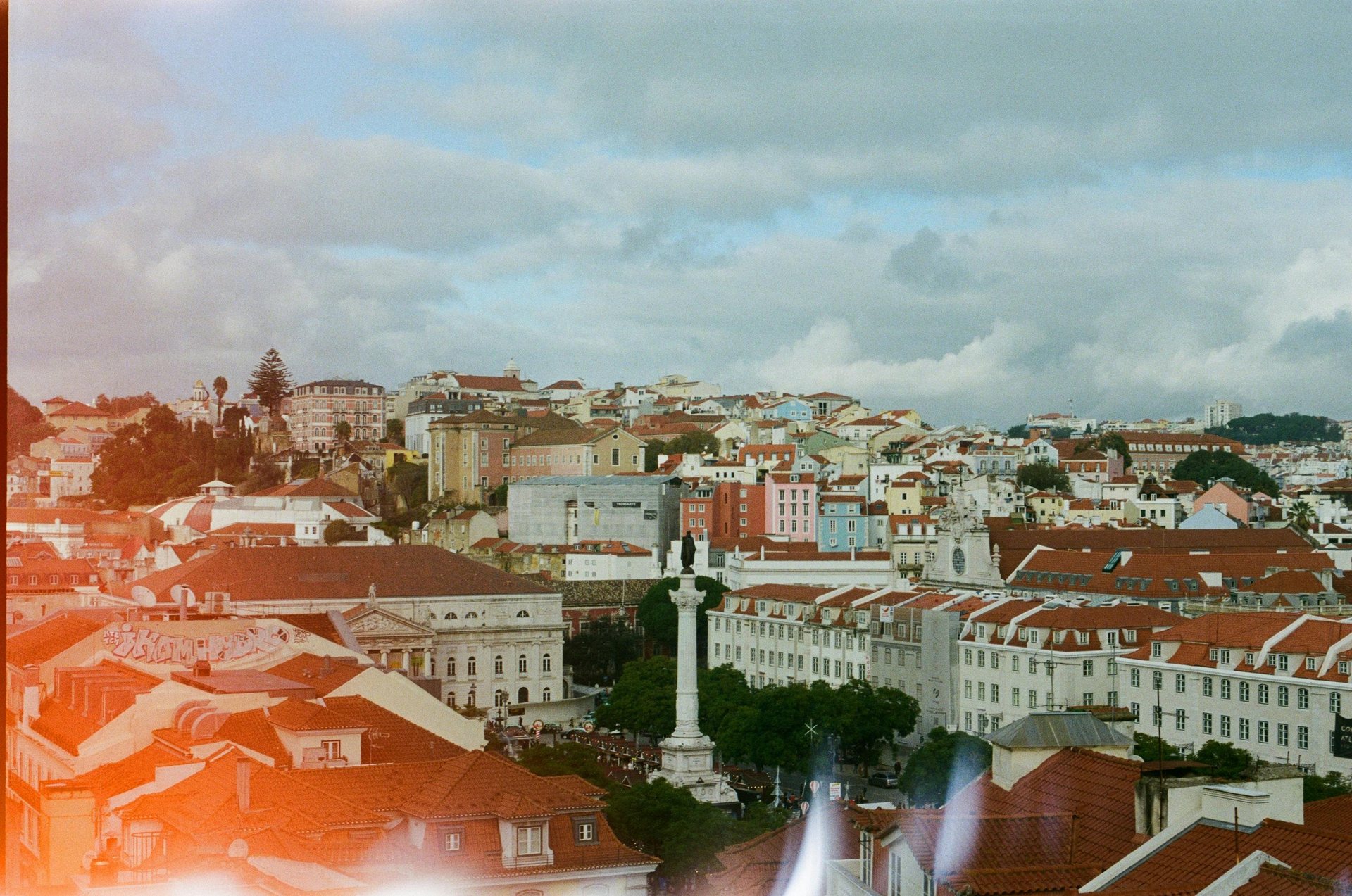 Viajante com mochila a admirar uma paisagem portuguesa