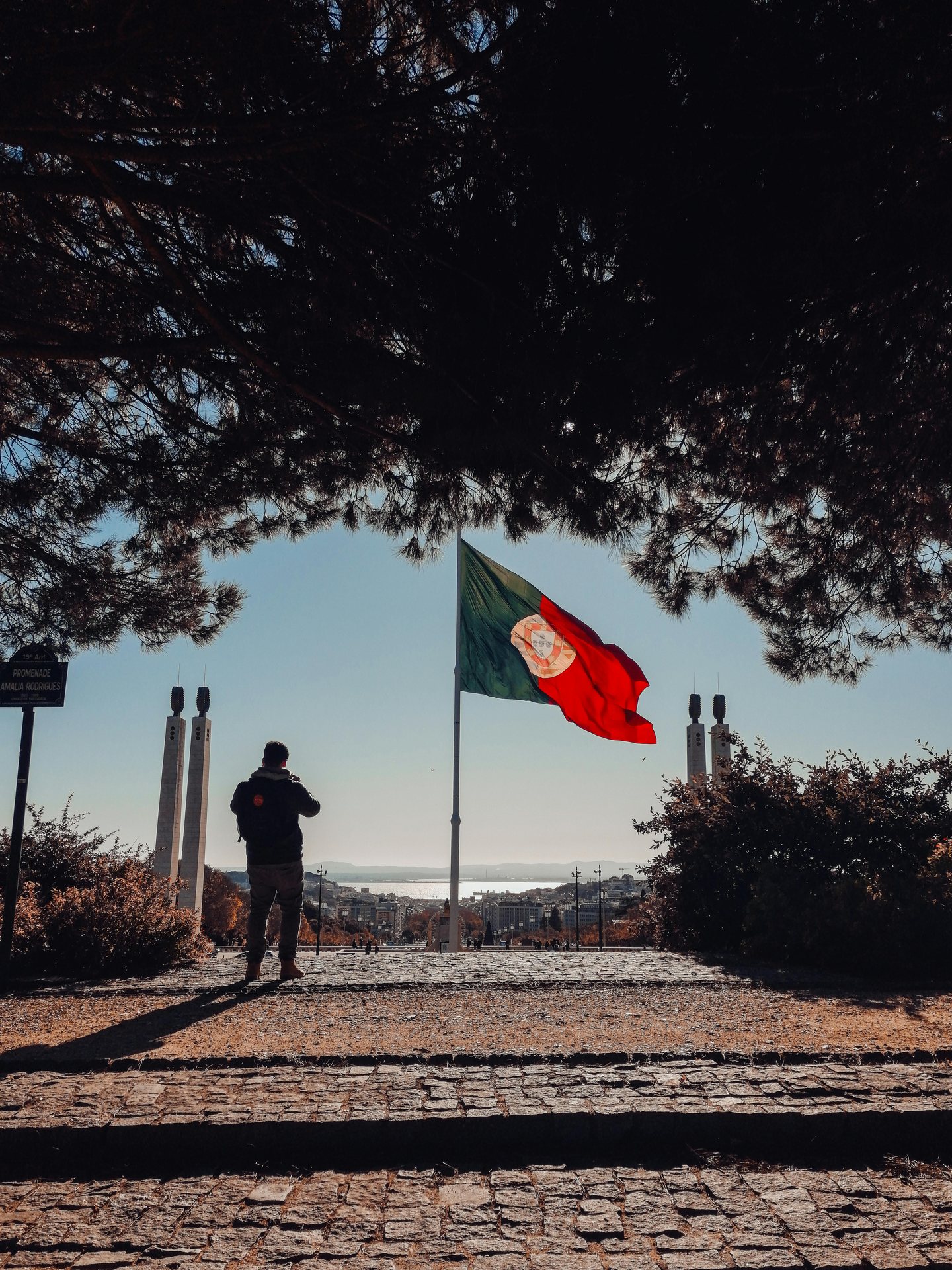 Paisagem verdejante e aldeia tradicional portuguesa numa escapada de natureza