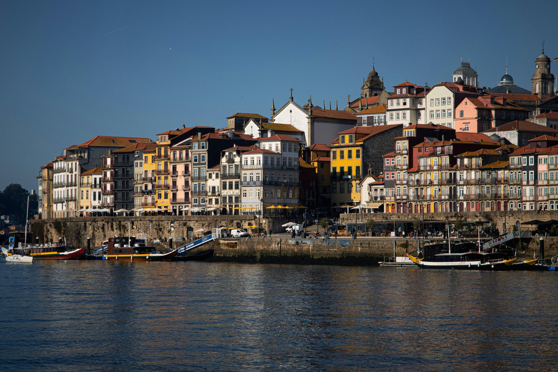 Lagoa tranquila rodeada por florestas em Portugal